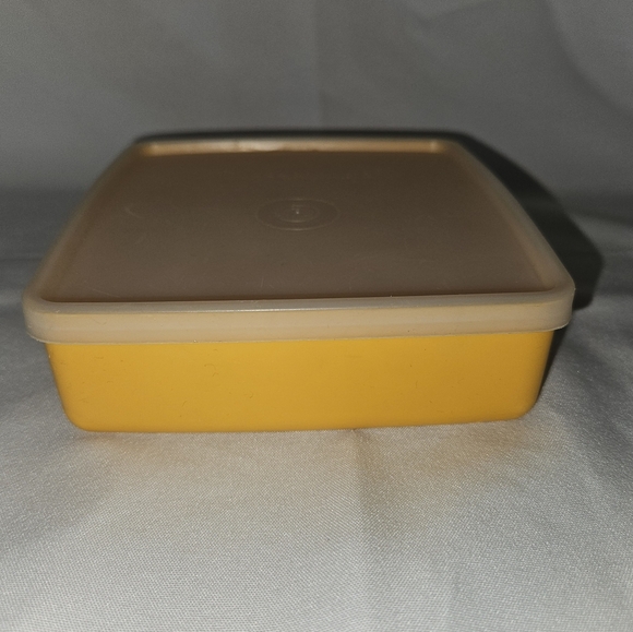 Vintage Tupperware Square A Way #670 Sandwich Keeper With Clear Lid Yellow Base - Picture 2 of 7